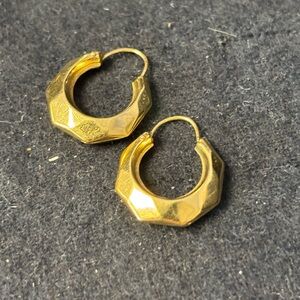 Elegant 14 k Gold Hoop Earrings.